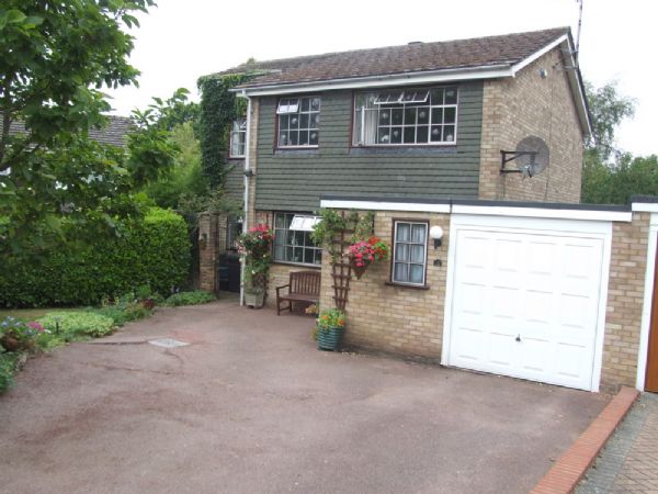 Hemel Hempstead - Situated at the end of a cul-de-sac, this extended four bedroom detached property.� The accommodation briefly comprises entrance hall, cloakroom, lounge, dining room, family room, kitchen/breakfast room, utility, bathroom, four bedrooms, en-suite to master bedroom, mature gardens, tandem garage.� Viewing highly recommended. - Photo 1